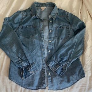 ❤️ SOLD ❤️ Women’s Chambray Shirt